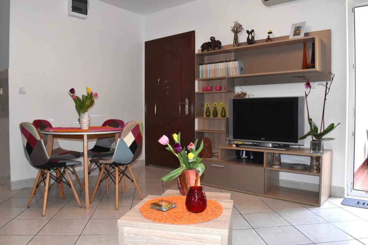 Iris Apartment *